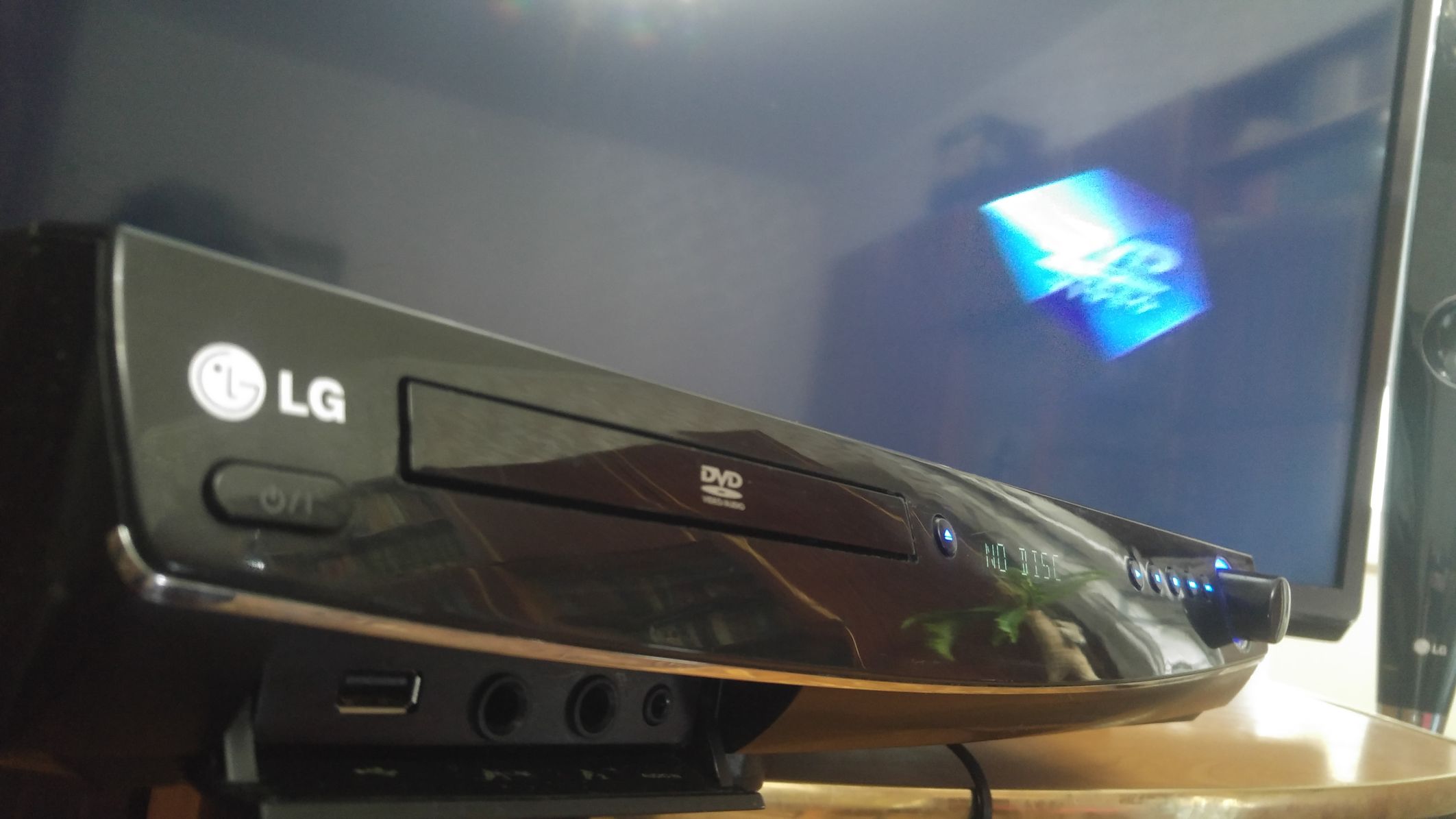 front LG XH T762PZ champagne